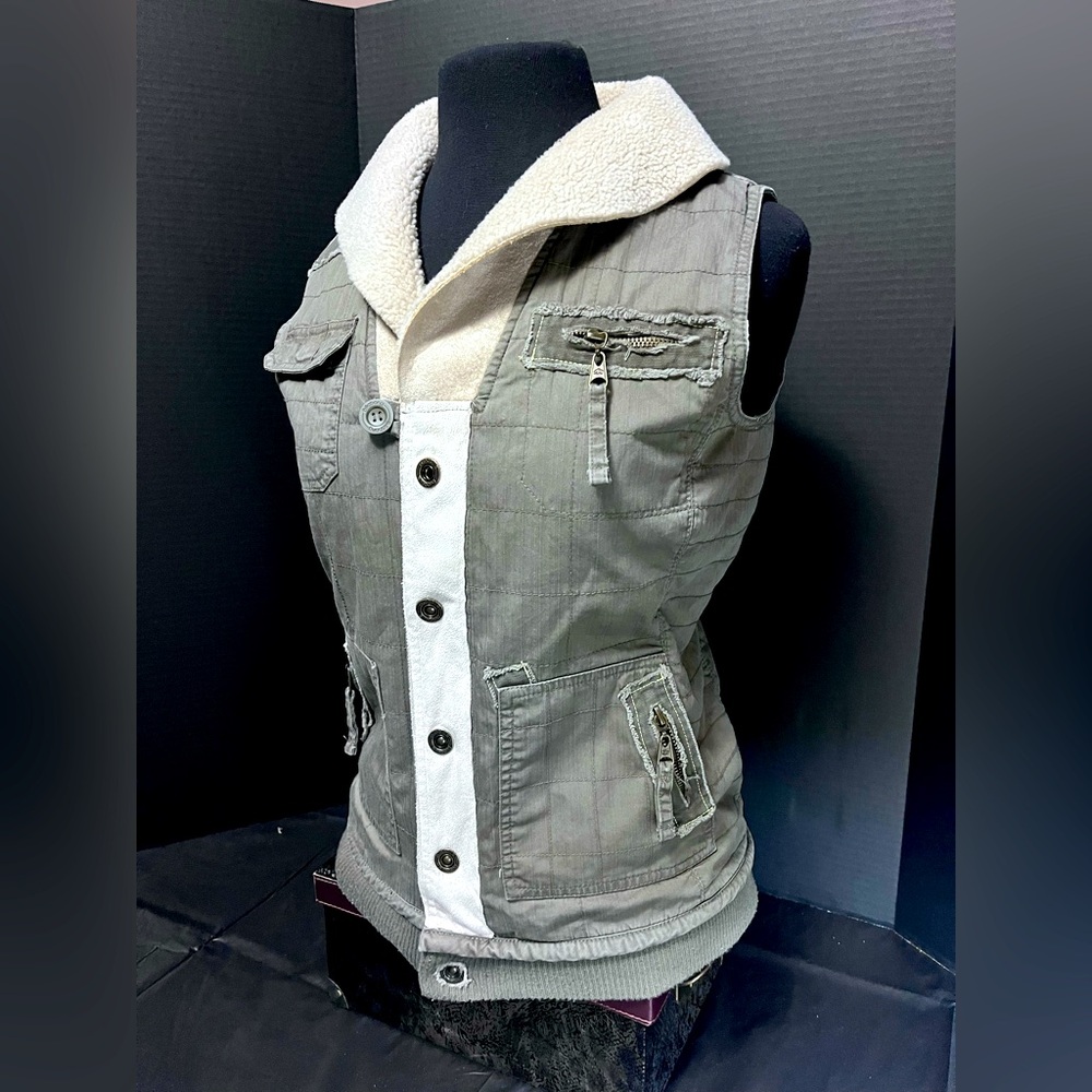 3 for $30 Billabong Green Vest 
Patch pockets 
Zippers snaps 
Casual styling